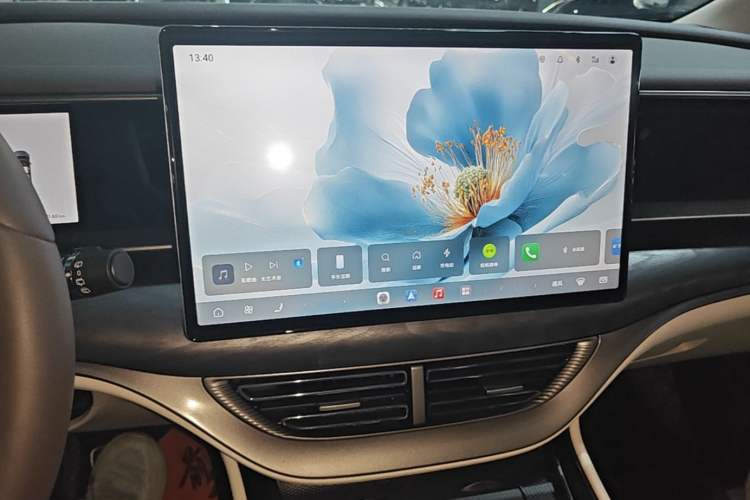 Used Denza D9 2025 DM-i Smart Drive 1020 Four-Wheel Drive Deluxe Model Audio And AC Panel