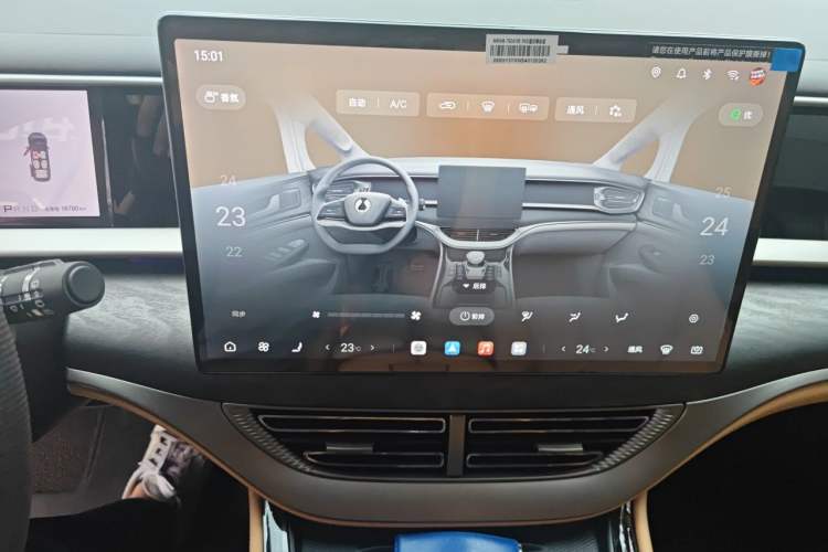 Used Denza D9 2025 DM-i Intelligent Drive 1020 Four-Wheel Drive Prestige Model Audio And AC Panel