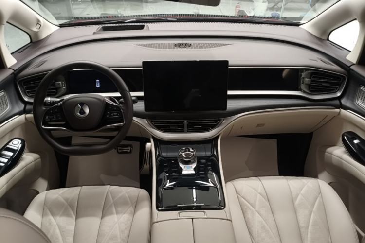 Used Denza D9 2025 DM-i Intelligent Drive 1020 Four-Wheel Drive Flagship Model Center Console