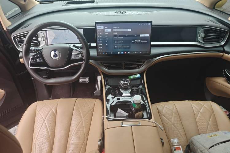 Used Denza D9 2025 DM-i Intelligent Drive 1020 Four-Wheel Drive Flagship Model Center Console