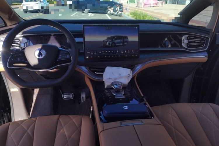 Used Denza D9 2025 DM-i Intelligent Drive 1020 Four-Wheel Drive Prestige Model Center Console