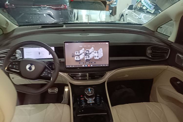 Used Denza D9 2025 DM-i Intelligent Drive 1020 Four-Wheel Drive Flagship Model Center Console
