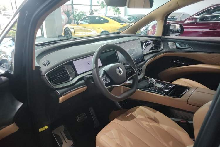 Used Denza D9 2025 DM-i Intelligent Drive 1020 Four-Wheel Drive Prestige Model Center Console