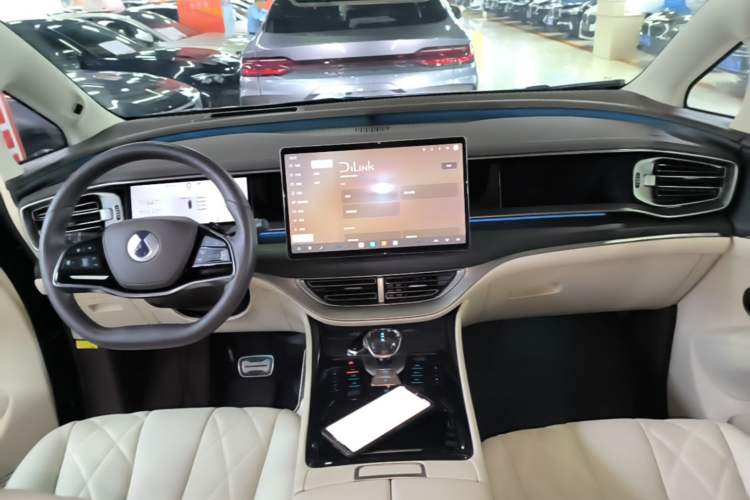 Used Denza D9 2025 DM-i Intelligent Drive 1020 Four-Wheel Drive Flagship Model Center Console
