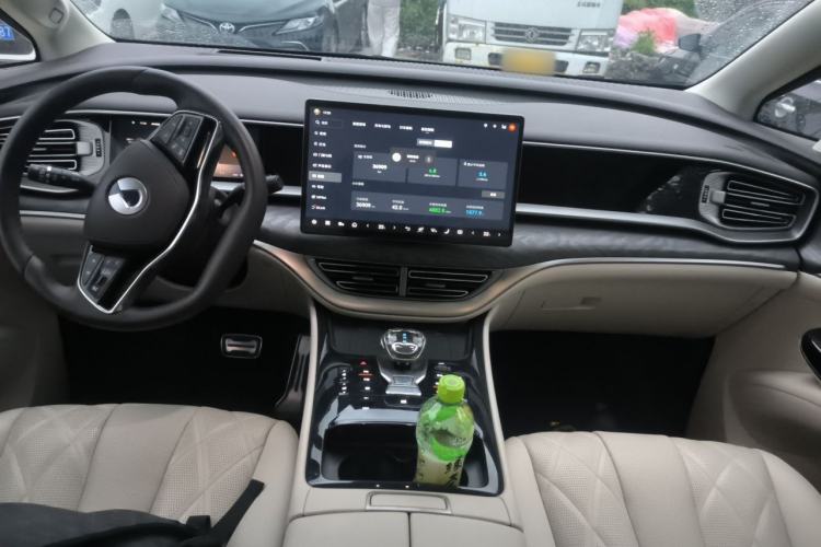 Used Denza D9 2025 DM-i Intelligent Drive 1020 Four-Wheel Drive Prestige Model Center Console