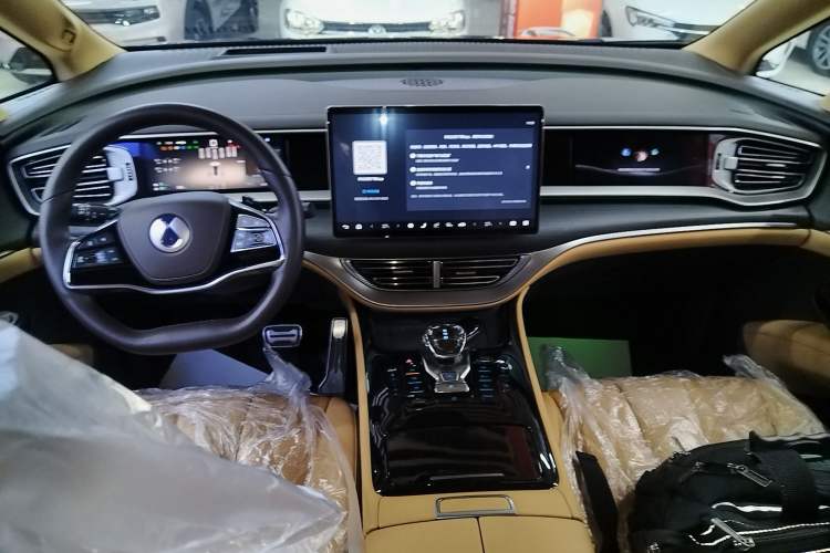 Used Denza D9 2025 DM-i Intelligent Drive 1020 Four-Wheel Drive Flagship Model Center Console