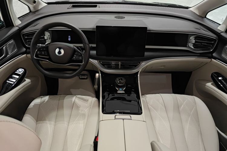 Used Denza D9 2025 DM-i Intelligent Drive 1020 Four-Wheel Drive Flagship Model Center Console
