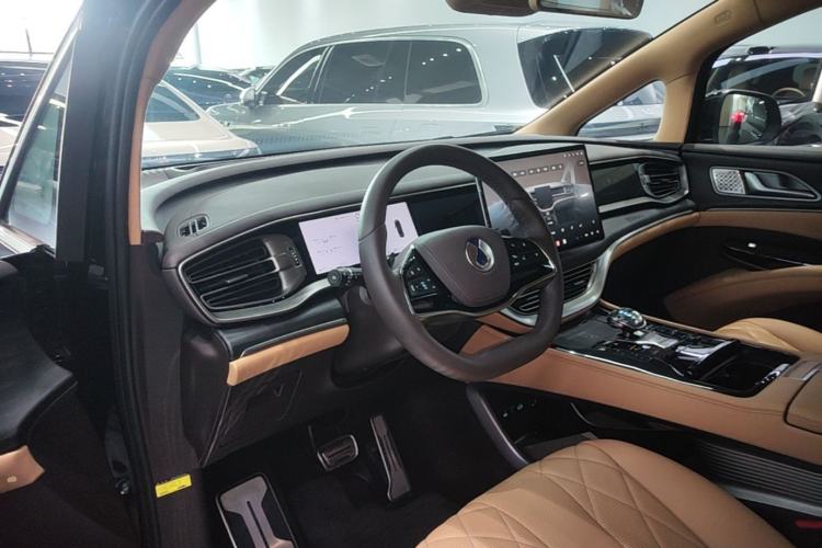 Used Denza D9 2025 DM-i Intelligent Drive 1020 Four-Wheel Drive Flagship Model Center Console