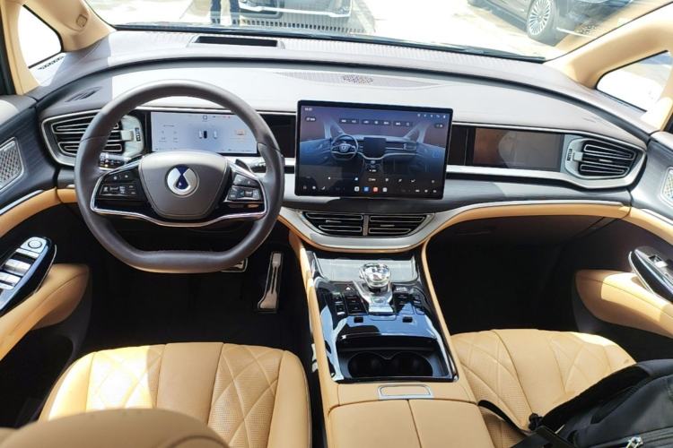 Used Denza D9 2025 DM-i Intelligent Drive 1020 Four-Wheel Drive Flagship Model Center Console