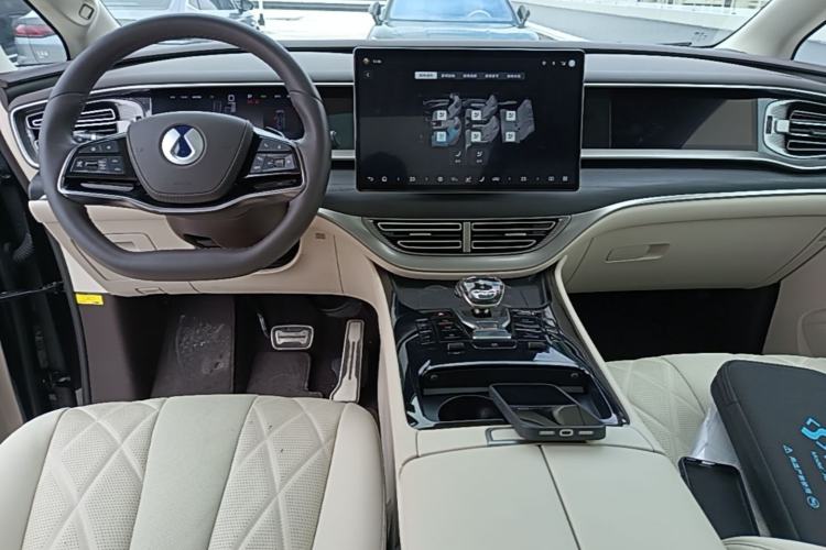 Used Denza D9 2025 DM-i Intelligent Drive 1020 Four-Wheel Drive Flagship Model Center Console