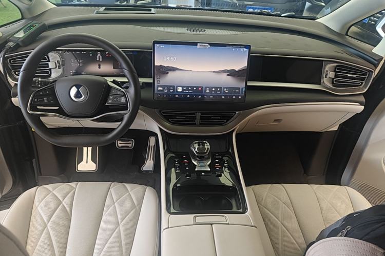 Used Denza D9 2025 DM-i Intelligent Drive 1020 Four-Wheel Drive Flagship Model Center Console