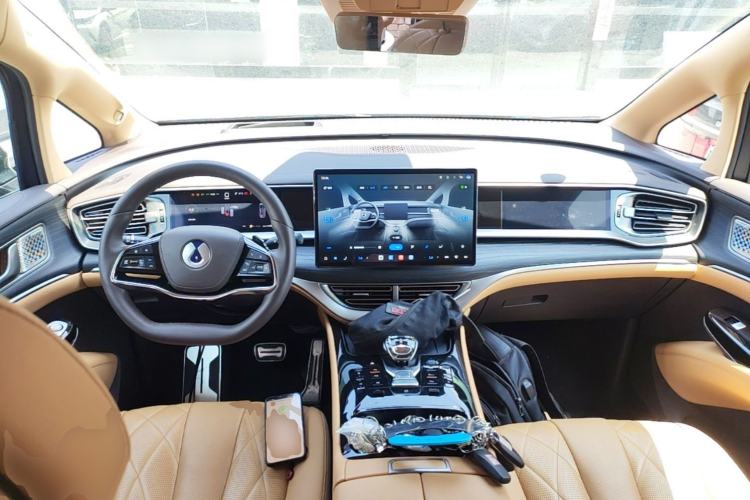 Used Denza D9 2025 DM-i Intelligent Drive 1020 Four-Wheel Drive Flagship Model Center Console