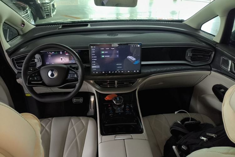 Used Denza D9 2025 DM-i Intelligent Drive 1020 Four-Wheel Drive Prestige Model Center Console