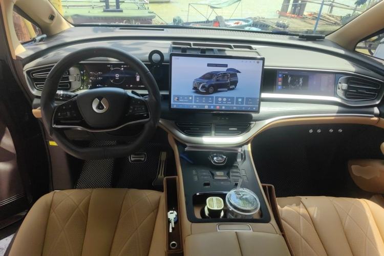 Used Denza D9 2025 DM-i Intelligent Drive 1020 Four-Wheel Drive Flagship Model Center Console