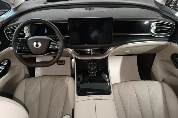 Used Denza D9 2025 DM-i Intelligent Drive 1020 Four-Wheel Drive Flagship Model Center Console