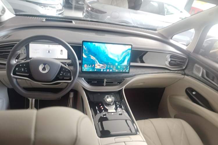 Used Denza D9 2025 DM-i Intelligent Drive 1020 Four-Wheel Drive Prestige Model Center Console