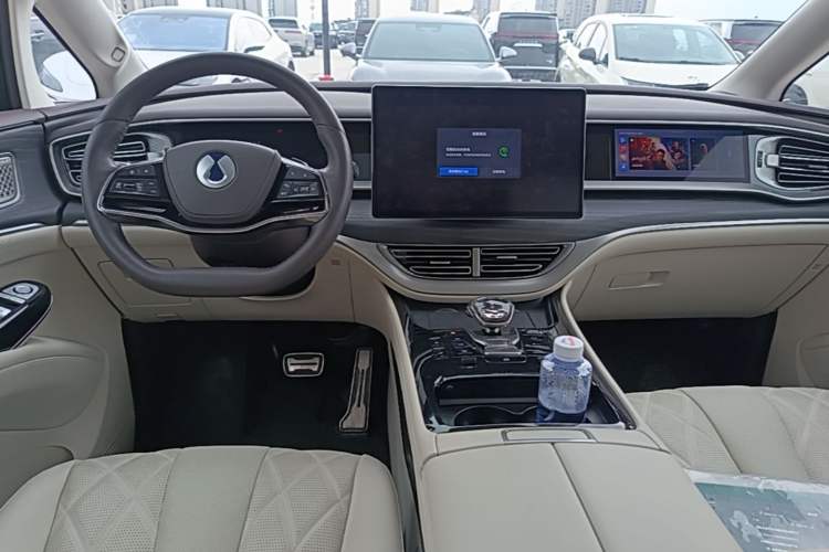 Used Denza D9 2025 DM-i Intelligent Drive 1020 Four-Wheel Drive Flagship Model Center Console