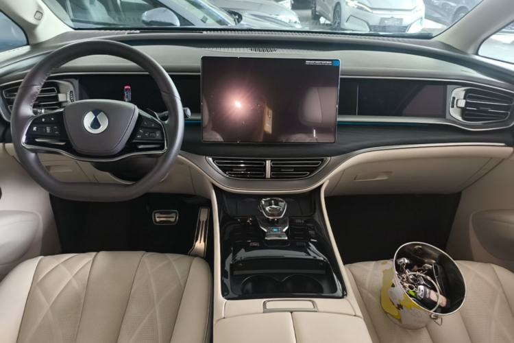 Used Denza D9 2025 DM-i Intelligent Drive 1020 Four-Wheel Drive Flagship Model Center Console