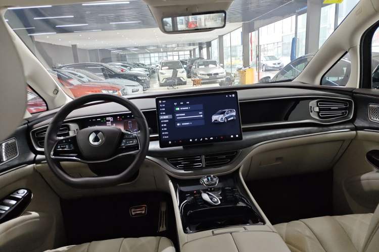 Used Denza D9 2025 DM-i Intelligent Drive 1020 Four-Wheel Drive Prestige Model Center Console