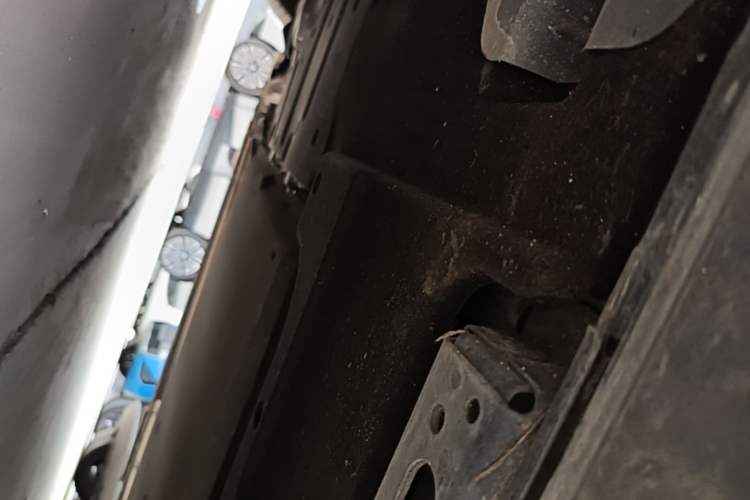 Used Denza D9 2025 DM-i Intelligent Drive 1020 Four-Wheel Drive Flagship Model Chassis Front Left