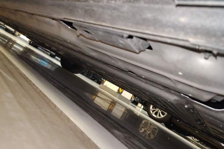 Used Denza D9 2025 DM-i Intelligent Drive 1020 Four-Wheel Drive Prestige Model Chassis Rear Left