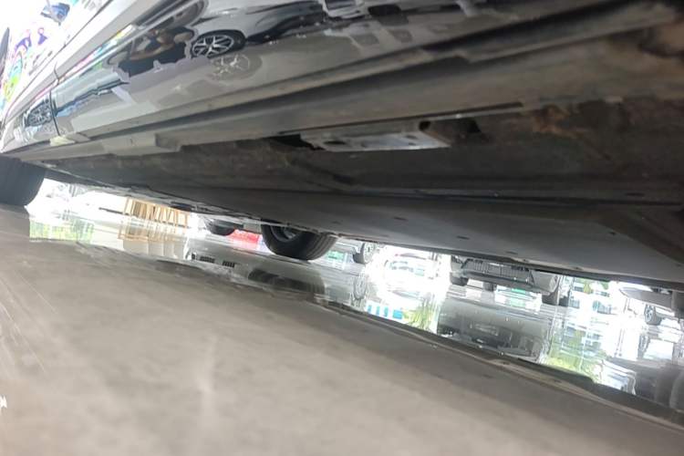 Used Denza D9 2025 DM-i Intelligent Drive 1020 Four-Wheel Drive Flagship Model Chassis Rear Left