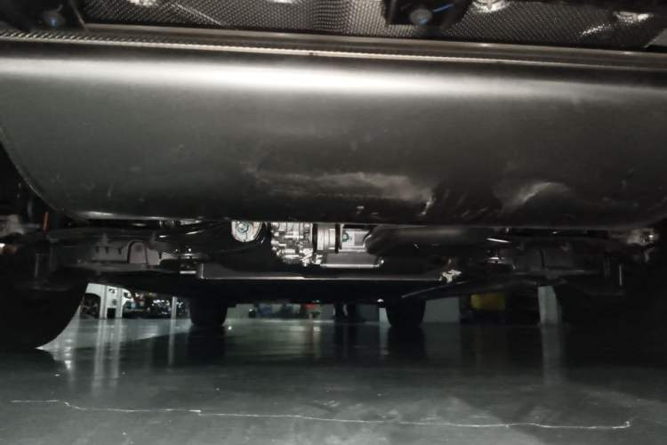 Used Denza D9 2025 DM-i Smart Drive 1020 Four-Wheel Drive Deluxe Model Chassis Rear