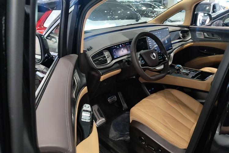 Used Denza D9 2025 DM-i Intelligent Drive 1020 Four-Wheel Drive Prestige Model Driver Seat