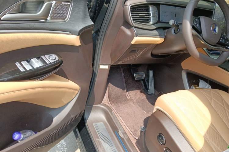 Used Denza D9 2025 Model DM-i Four-Wheel Drive Prestige Edition Driver Seat