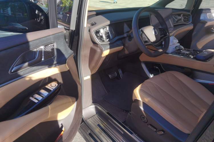 Used Denza D9 2025 DM-i Intelligent Drive 1020 Four-Wheel Drive Prestige Model Driver Seat