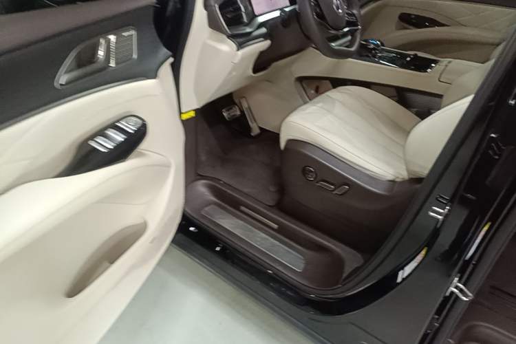 Used Denza D9 2025 DM-i Intelligent Drive 1020 Four-Wheel Drive Flagship Model Driver Seat