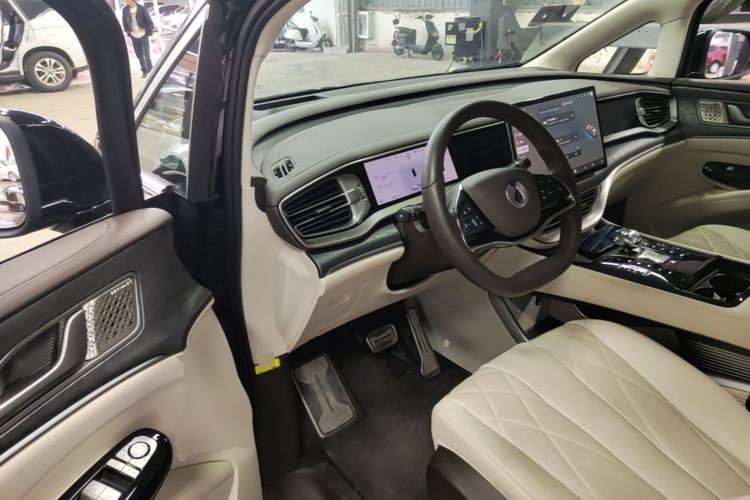 Used Denza D9 2025 DM-i Intelligent Drive 1020 Four-Wheel Drive Prestige Model Driver Seat
