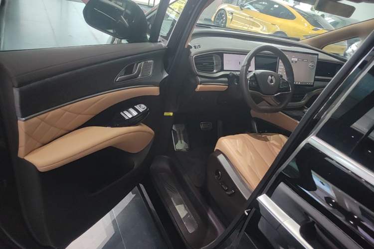Used Denza D9 2025 DM-i Intelligent Drive 1020 Four-Wheel Drive Prestige Model Driver Seat