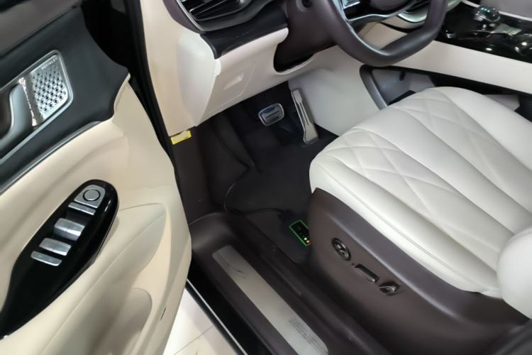 Used Denza D9 2025 DM-i Intelligent Drive 1020 Four-Wheel Drive Flagship Model Driver Seat