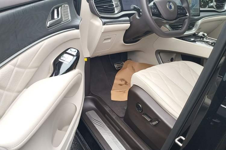 Used Denza D9 2025 DM-i Intelligent Drive 1020 Four-Wheel Drive Prestige Model Driver Seat