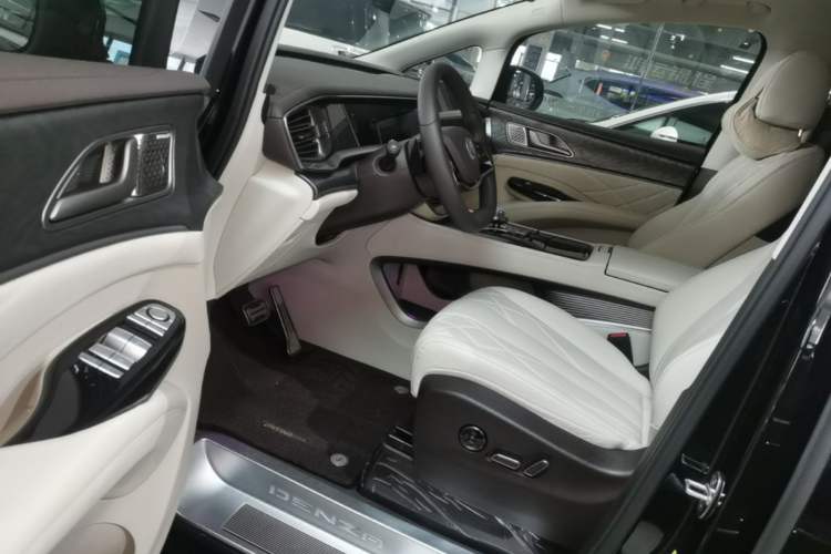 Used Denza D9 2025 DM-i Smart Drive 1020 Four-Wheel Drive Deluxe Model Driver Seat