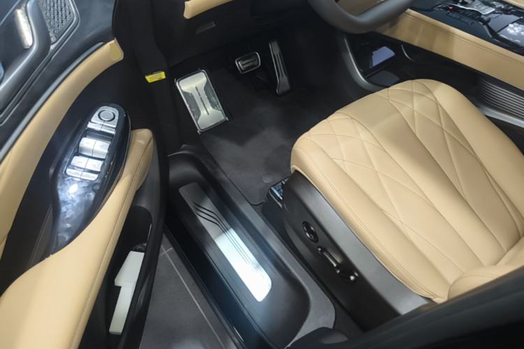 Used Denza D9 2025 DM-i Smart Drive 1020 Four-Wheel Drive Deluxe Model Driver Seat