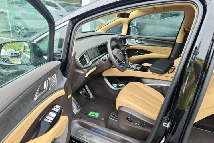 Used Denza D9 2025 DM-i Smart Drive 1020 Four-Wheel Drive Deluxe Model Driver Seat
