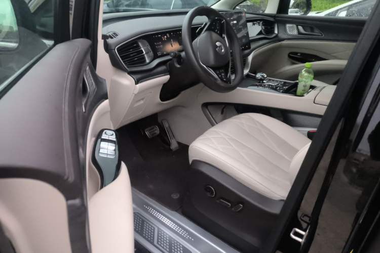 Used Denza D9 2025 DM-i Intelligent Drive 1020 Four-Wheel Drive Prestige Model Driver Seat