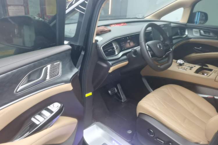 Used Denza D9 2025 Model EV Two-Wheel Drive Prestige Edition Driver Seat