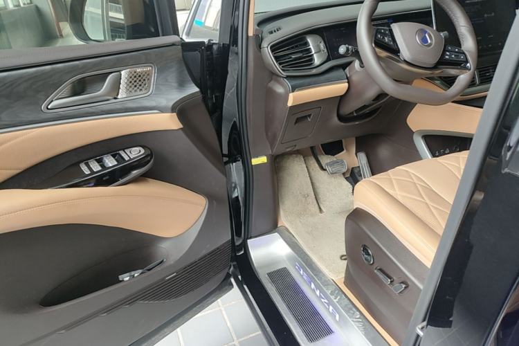 Used Denza D9 2025 DM-i Smart Drive 1020 Four-Wheel Drive Deluxe Model Driver Seat