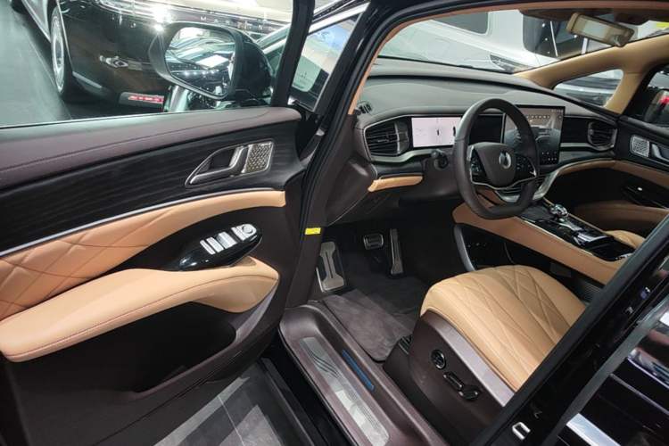 Used Denza D9 2025 DM-i Intelligent Drive 1020 Four-Wheel Drive Flagship Model Driver Seat