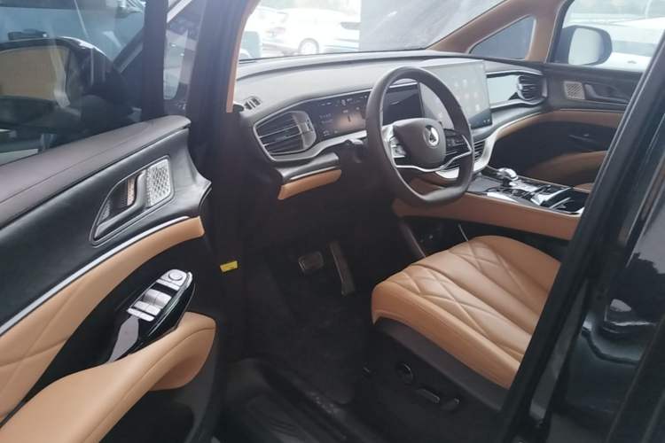 Used Denza D9 2025 DM-i Intelligent Drive 1020 Four-Wheel Drive Prestige Model Driver Seat