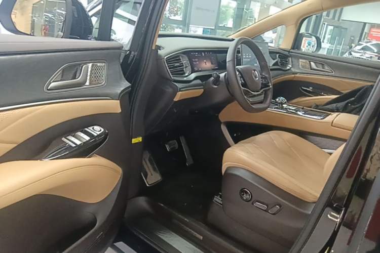 Used Denza D9 2025 DM-i Smart Drive 1020 Four-Wheel Drive Deluxe Model Driver Seat