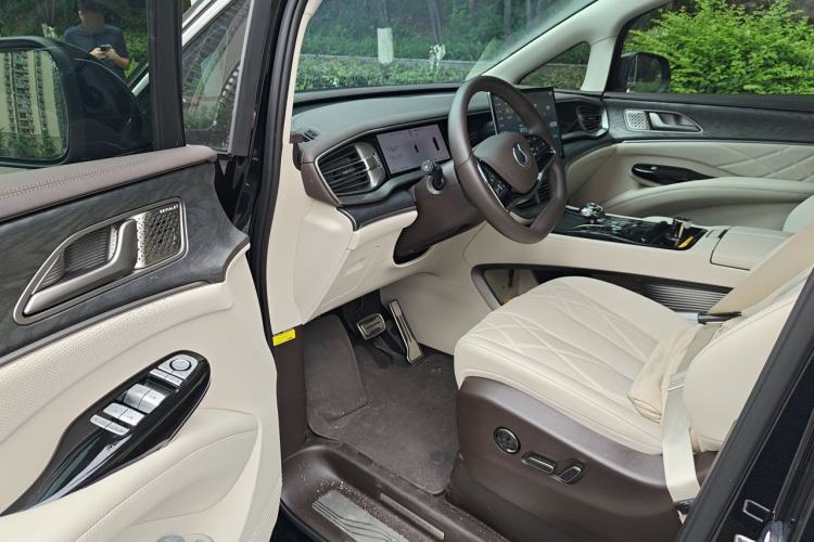 Used Denza D9 2025 DM-i Smart Drive 1020 Four-Wheel Drive Premium Model Driver Seat