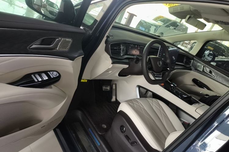 Used Denza D9 2025 DM-i Intelligent Drive 1020 Four-Wheel Drive Prestige Model Driver Seat