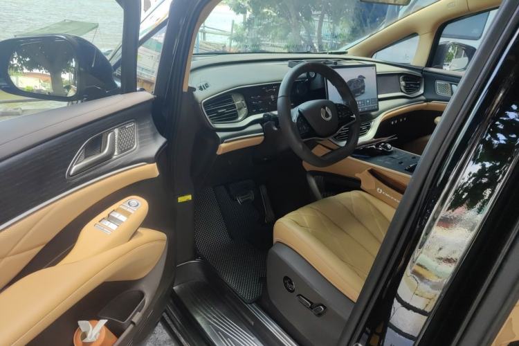 Used Denza D9 2025 DM-i Intelligent Drive 1020 Four-Wheel Drive Flagship Model Driver Seat