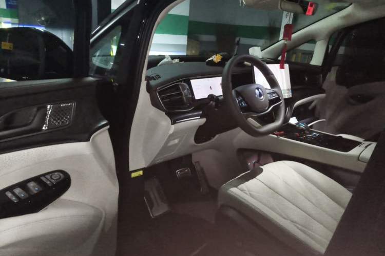 Used Denza D9 2025 DM-i Smart Drive 1020 Four-Wheel Drive Deluxe Model Driver Seat