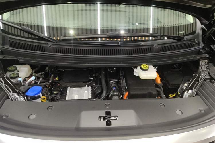 Used Denza D9 2025 DM-i Intelligent Drive 1020 Four-Wheel Drive Flagship Model Engine Bay