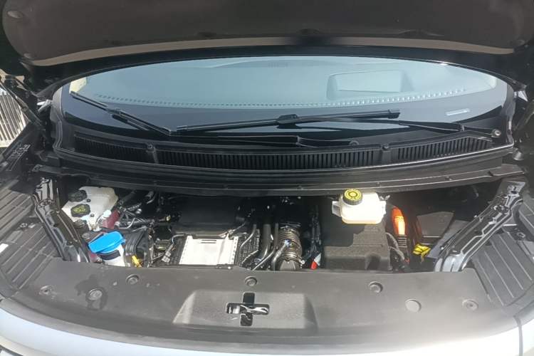 Used Denza D9 2025 DM-i Intelligent Drive 1020 Four-Wheel Drive Prestige Model Engine Bay
